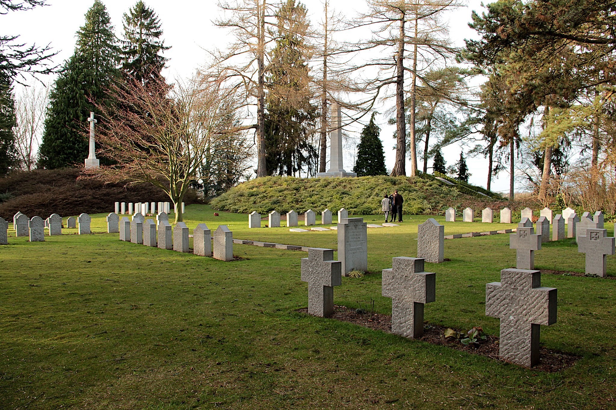 2048px-0_cimetiere_militaire_binational_de_saint-symphorien_(1).jpeg