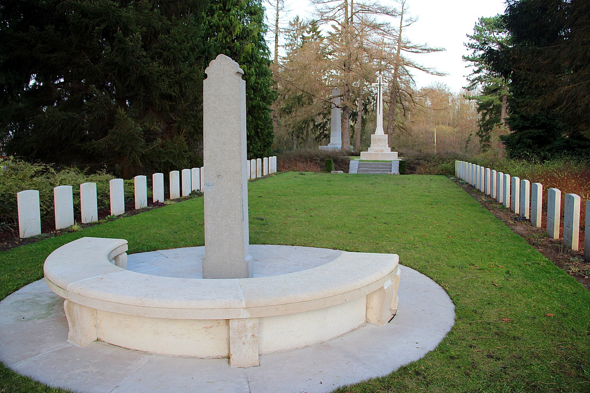 2048px-0_cimetiere_militaire_et_memorial_britannique_de_saint-symphorien_(1).jpeg