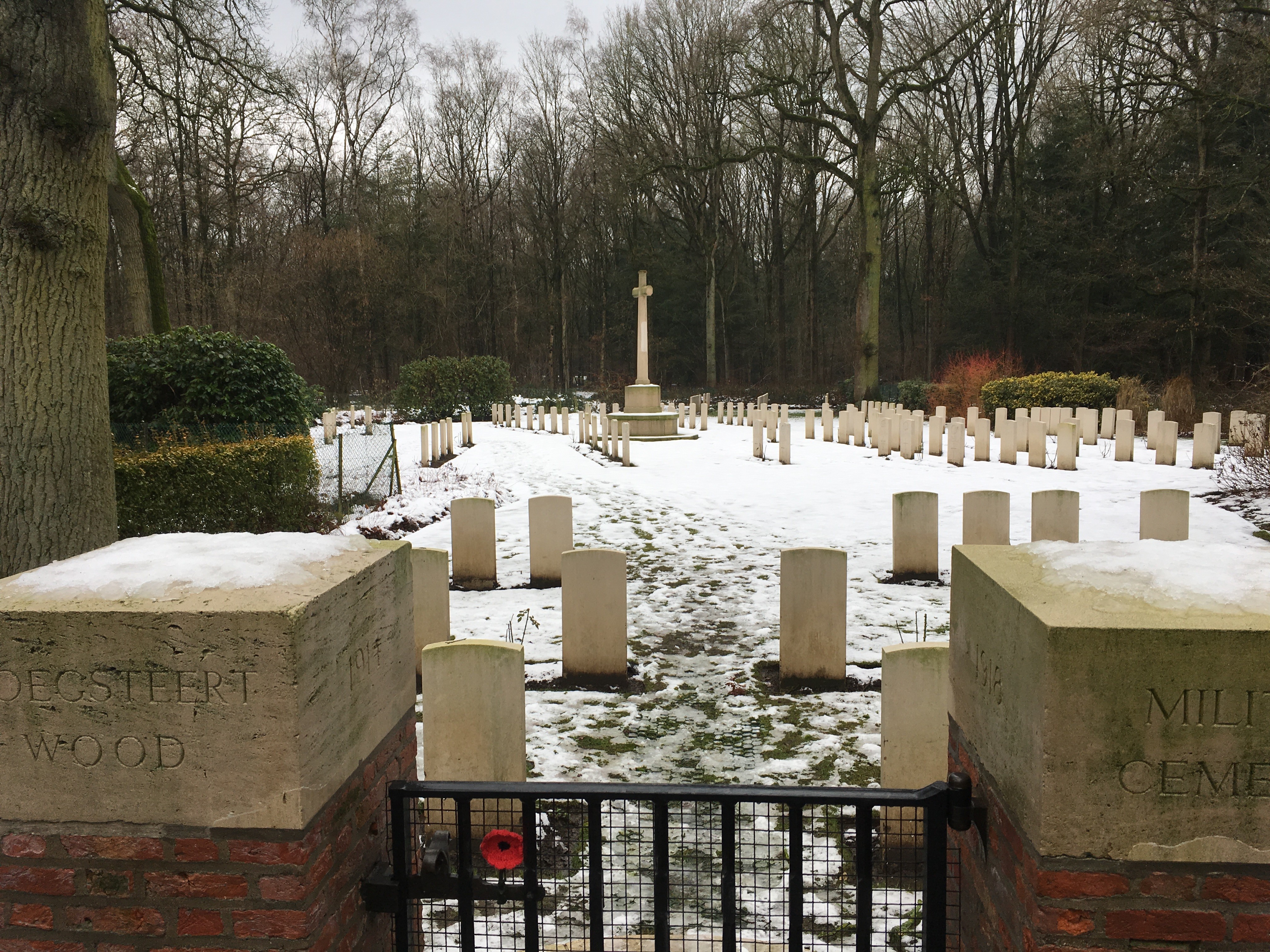 ploegsteert-wood-cemetery-2.jpg