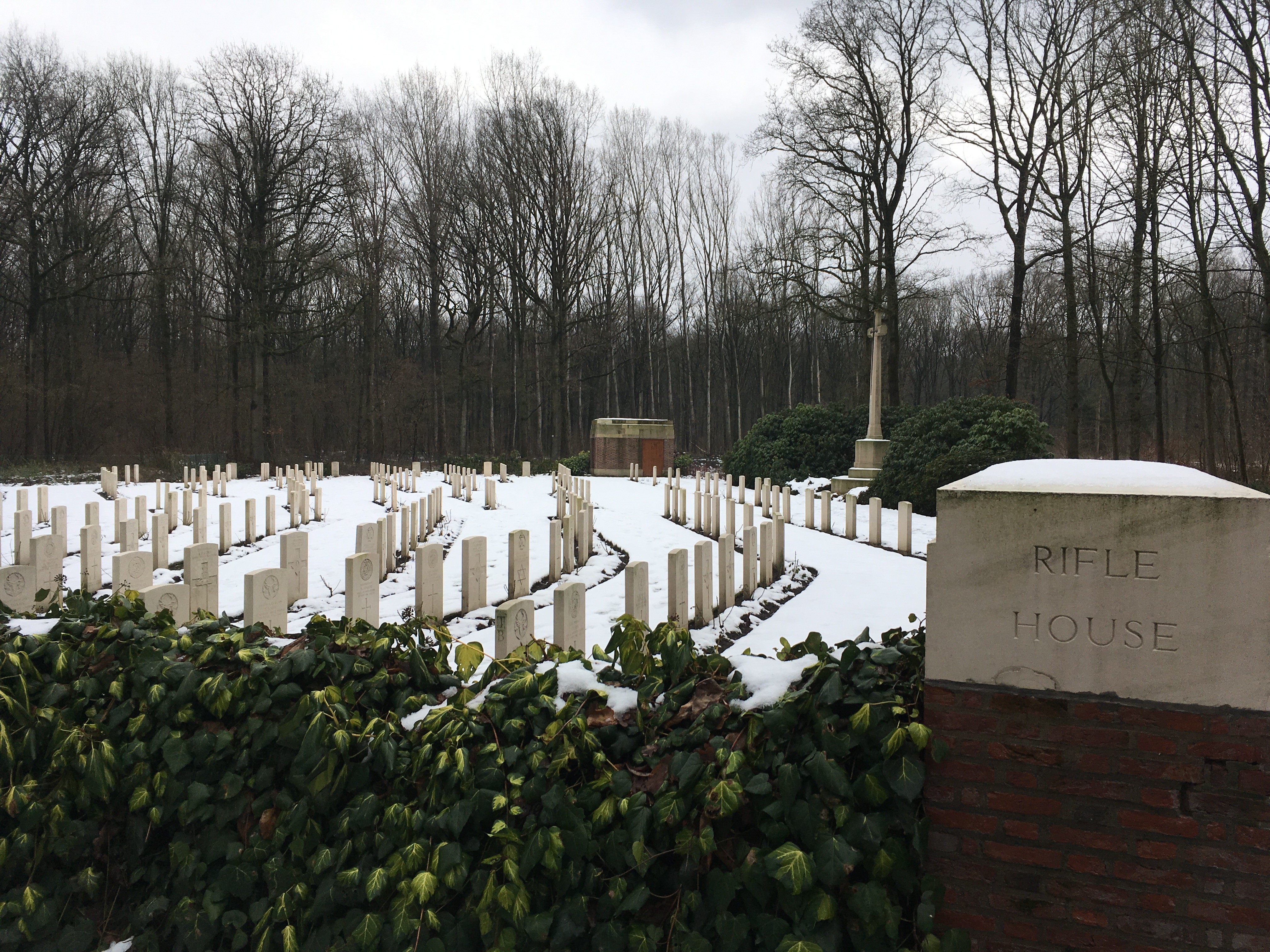 rifle-house-cemetery-ploegsteert-wood-2-1733243200.jpg